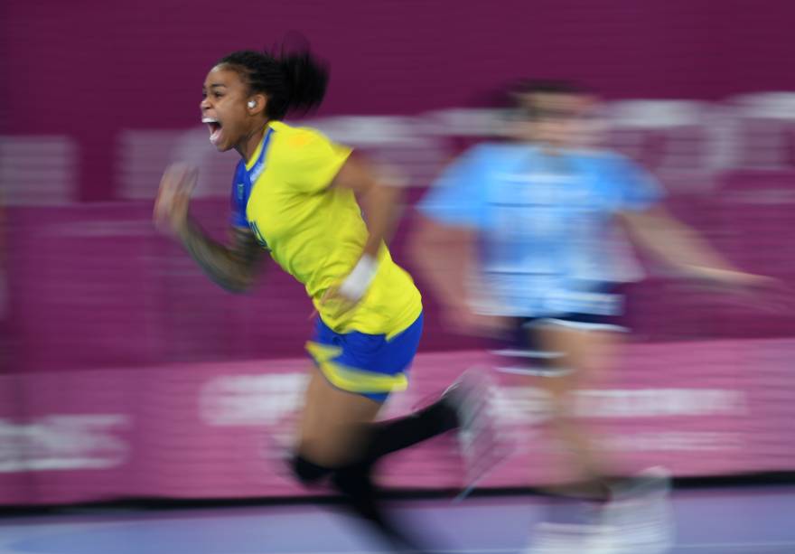 A brasileira Bruna De Paula comemorando depois de marcar contra a Argentina pela final de Handebol Feminino, em Lima