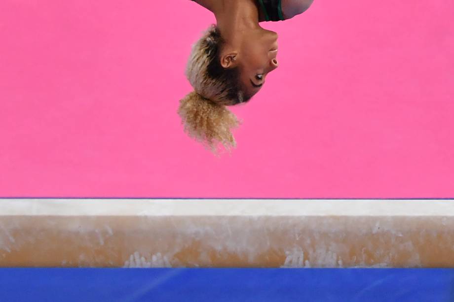 Danusia Francis, da Jamaica, em ação na final da prova de ginástica artística feminina, em Lima