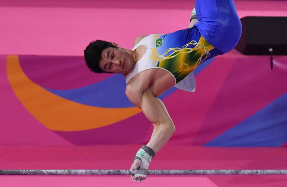 O brasileiro Arthur Nory competindo na final de barra fixa, onde ficou com a medalha de prata