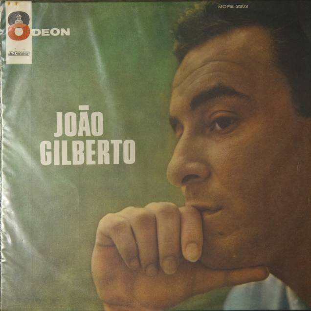 Capa do disco "João Gilberto" (1961, Odeon), do cantor João Gilberto, fotografado na casa do jornalista Ruy Castro, no bairro do Leblon, zona sul do Rio de Janeiro (RJ).