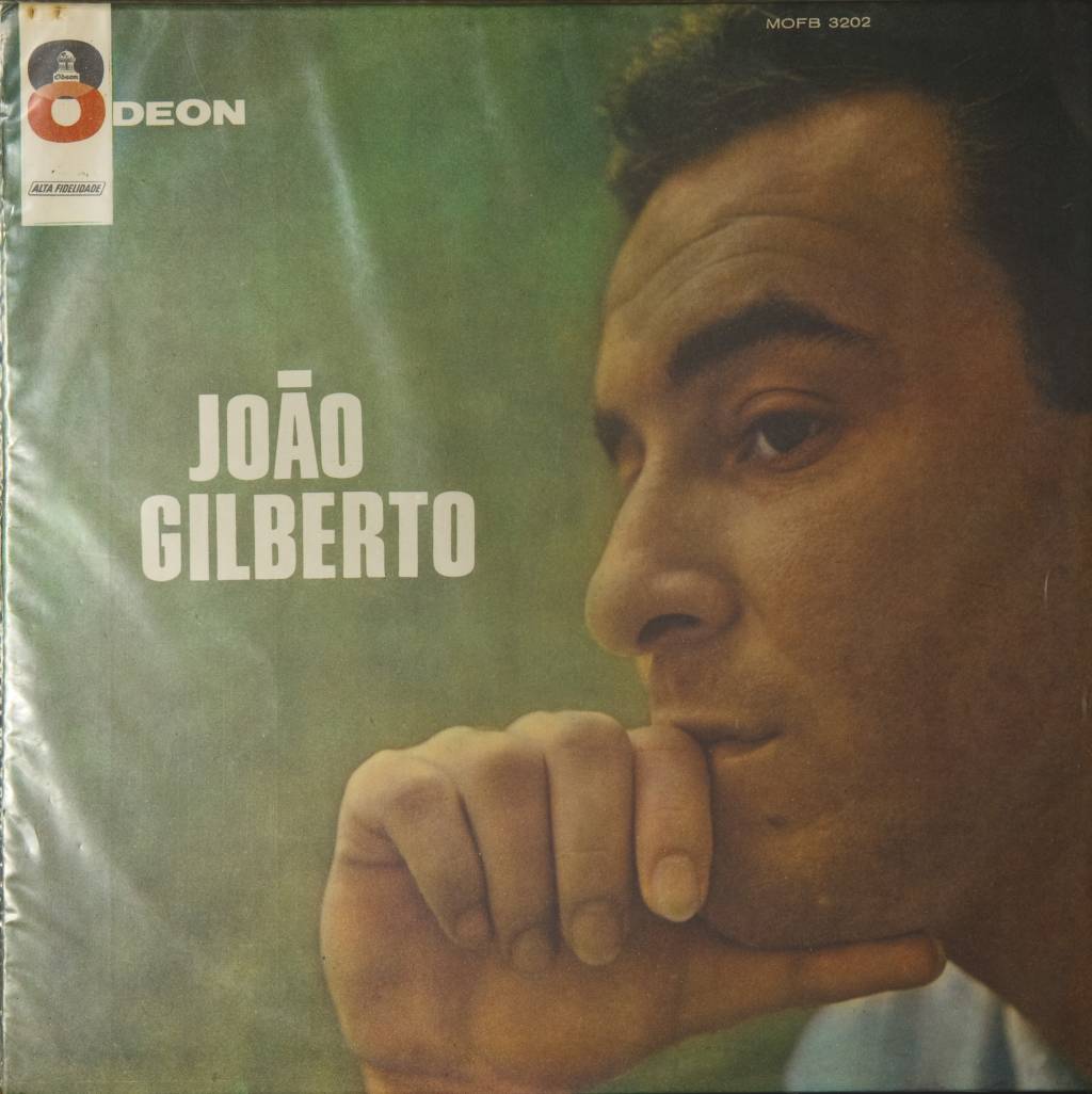 Capa do disco "Jo&atilde;o Gilberto" (1961, Odeon), do cantor Jo&atilde;o Gilberto, fotografado na casa do jornalista Ruy Castro, no bairro do Leblon, zona sul do Rio de Janeiro (RJ).
