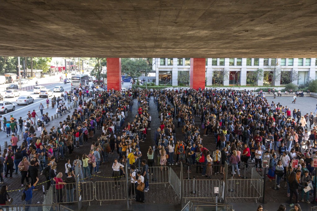 Fila gigante no vão livre do Masp para exposição de Tarsila do Amaral, no dia de entrada gratuita