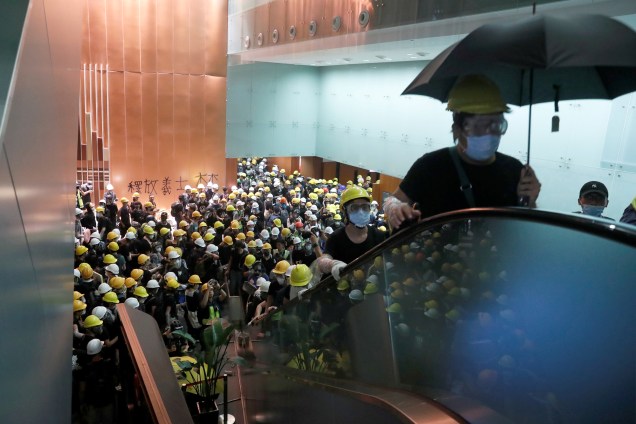 Manifestantes invadem o prédio do Conselho Legislativo durante o aniversário da transferência de Hong Kong para a China, em Hong Kong - 01/07/2019