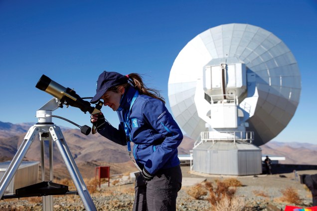 Cientista observa sol em telescópio no Observatório Europeu Sul de La Silla em Coquimbo, Chile - 02/07/2019