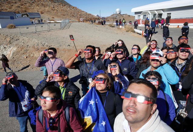 Pessoas usam óculos especiais para observar eclipse solar no Observatório Europeu Sul de La Silla em Coquimbo, Chile - 02/07/2019