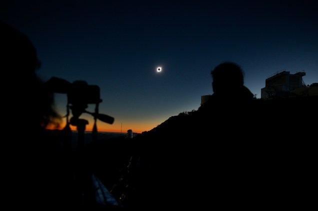 Eclipse solar sendo observado em Coquimbo, Chile - 02/07/2019