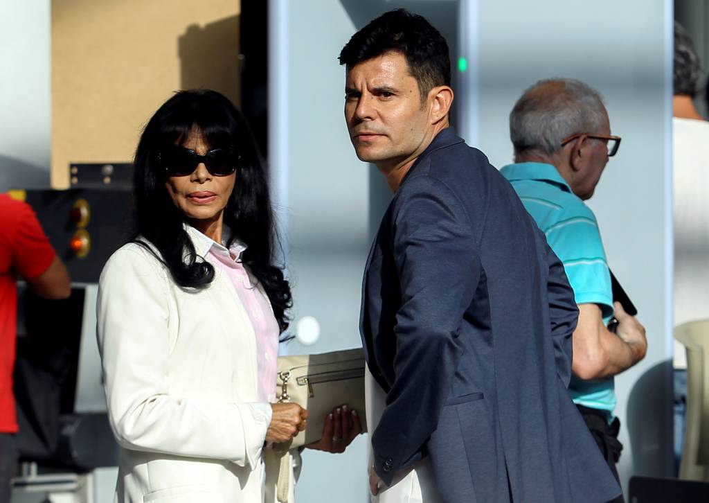 Javier Sanchez-Santos, que alega ser filho do cantor Julio Iglesias, chega ao tribunal de Valência junto com sua mãe, Maria Edite Santos