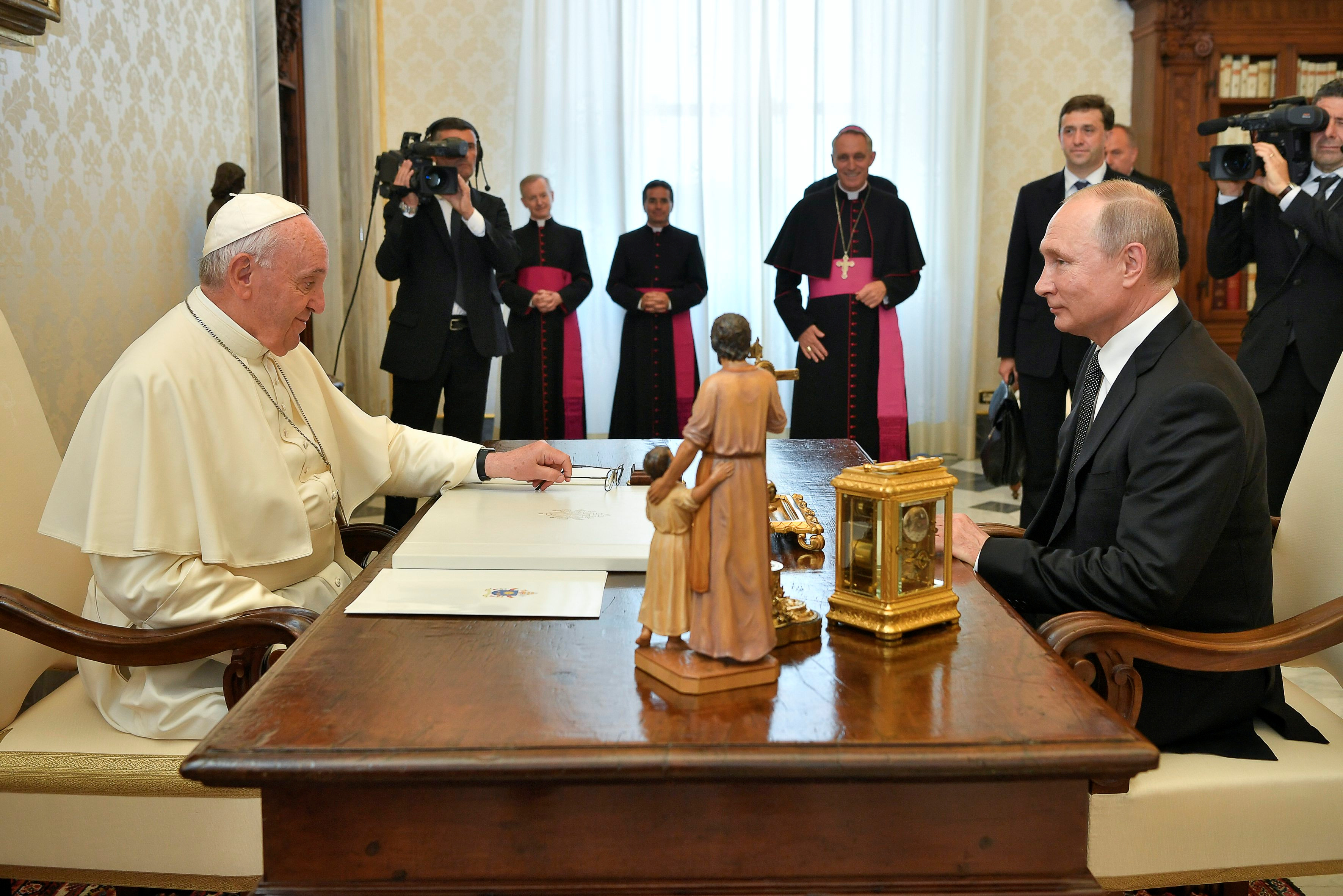 Putin chega 1 hora atrasado para encontro com papa no Vaticano | VEJA