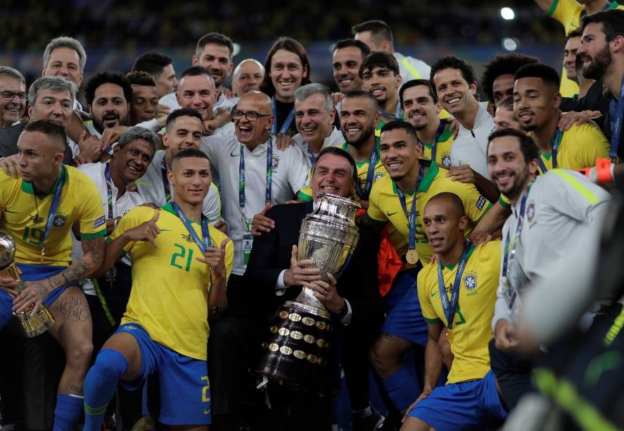 O presidente Jair Bolsonaro e a Seleção celebram a vitória do Brasil na Copa América 2019, no Maracanã
