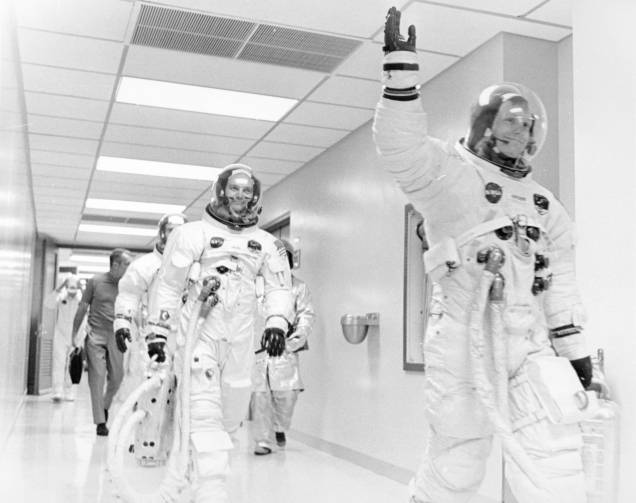 Neil Armstrong acena pouco antes do lançamento da Apollo 11, ao lado de Mike Collins e Buzz Aldrin - 16/07/1969