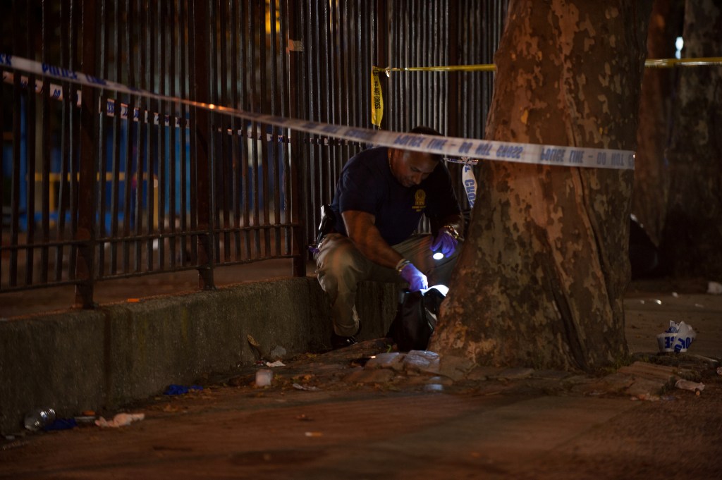 Policiais investigam um tiroteio durante evento no Brownsville Recreational Center, no bairro do Brooklyn, em Nova York, nos Estados Unidos.