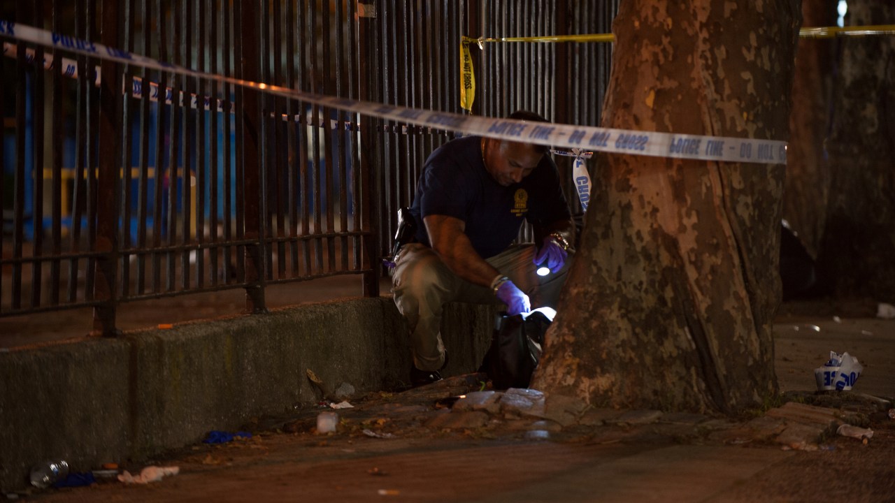 Policiais investigam um tiroteio durante evento no Brownsville Recreational Center, no bairro do Brooklyn, em Nova York, nos Estados Unidos.