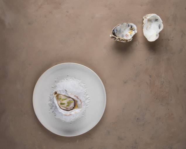 Ostra no vapor com vinagrete de algas: receitas aparentemente simples escondem algumas das mais valiosas obras de arte da nova gastronomia brasileira Ostra no vapor com vinagrete de algas: receitas aparentemente simples escondem algumas das mais valiosas obras de arte da nova gastronomia brasileira