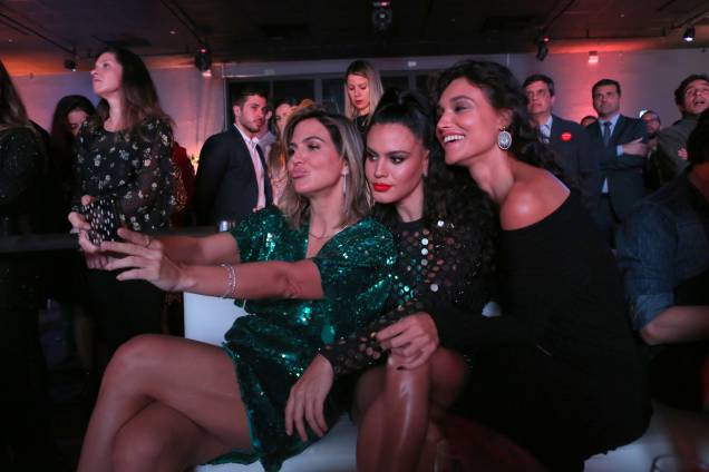 Carol Sampaio, Letícia Lima e Débora Nascimento em momento de descontração Carol Sampaio, Letícia Lima e Débora Nascimento em momento de descontração