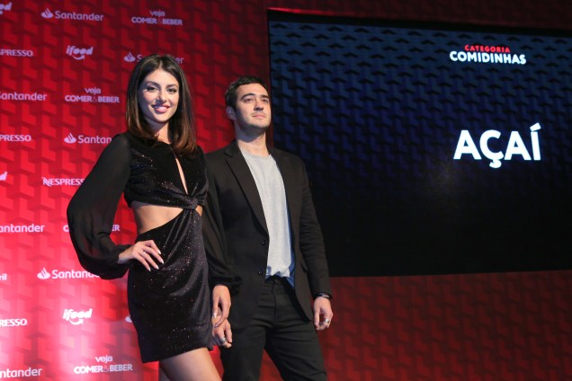 A atriz <span>Anaju Dorigon e o ator Marcos Veras durante a entrega do prêmio do melhor açaí</span>