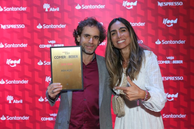 <span>Andrea Santa Rosa posa ao lado do vencedor do melhor Açaí do Rio, o ASA Açaí</span>