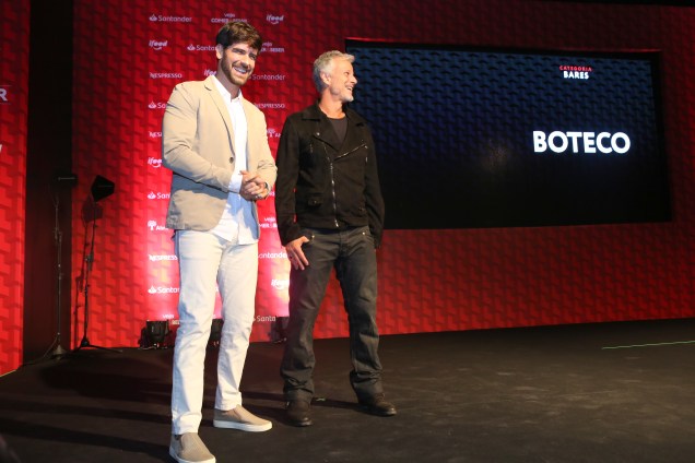 Os atores Marcos Pitombo e Marcelo Novaes entregam o prêmio da categoria bares