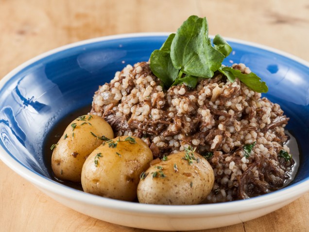 Prato principal: arroz de rabada com agrião e batatas cozidas