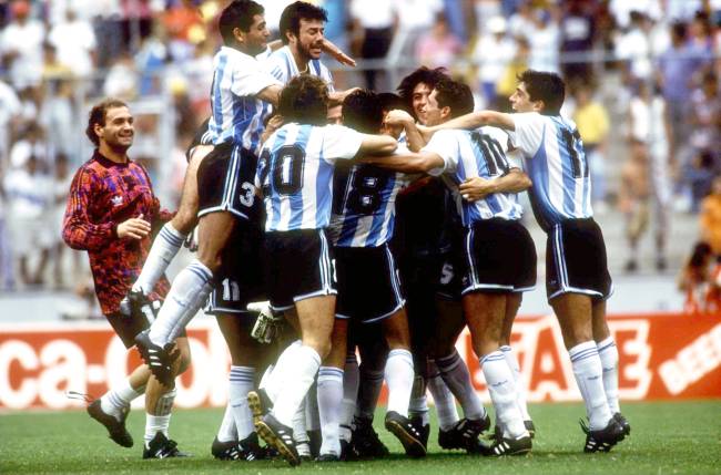 Argentina celebra sua vitória sobre o México na final da Copa América em junho de 1993