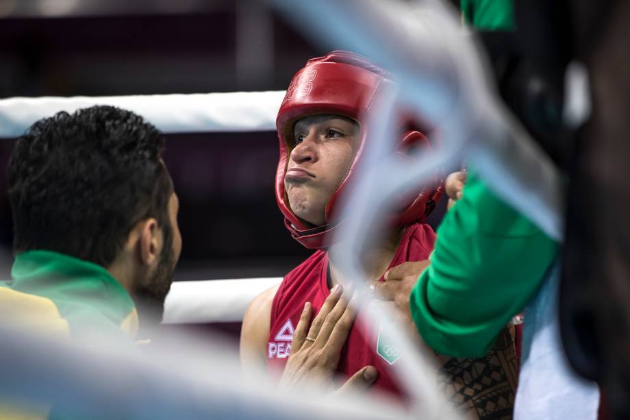 A brasileira Beatriz Ferreira durante luta de boxe com a americana Rashida Ellis