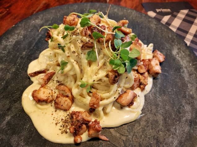 Carbonara de polvo e brócolis tostados: prato principal do menu de jantar Carbonara de polvo e brócolis tostados: prato principal do menu de jantar