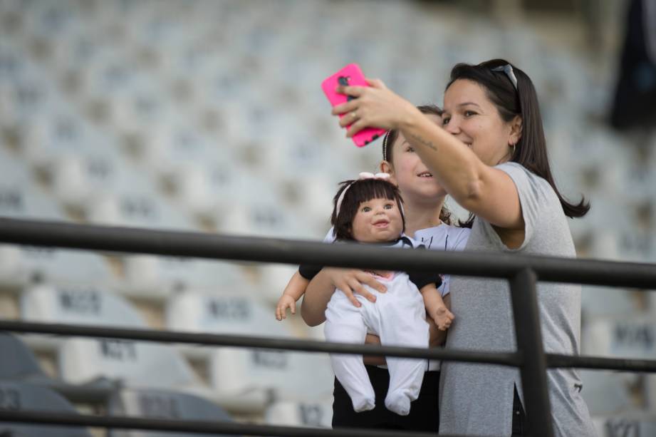 <span style="font-weight:400;">FUTEBOL SUB20 - Mãe e filha tiram 'selfie' antes do início da partida pelo Brasileirão Sub-20, no Parque São Jorge</span>