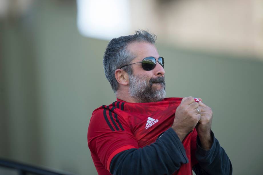 FUTEBOL SUB20 - Um dos poucos torcedores flamenguistas presentes no <span style="font-weight:400;">estádio</span> comemorando <span style="font-weight:400;">após gol marcado pelo centroavante Vitor Gabriel</span>