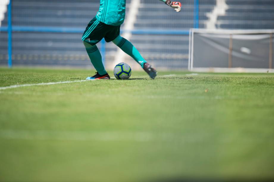 <span style="font-weight:400;">FUTEBOL SUB20 - Goleiro Hugo, do Flamengo, em cobrança de tiro de meta durante partida válida pelo Campeonato Brasileiro Sub-20, no Parque São Jorge</span>