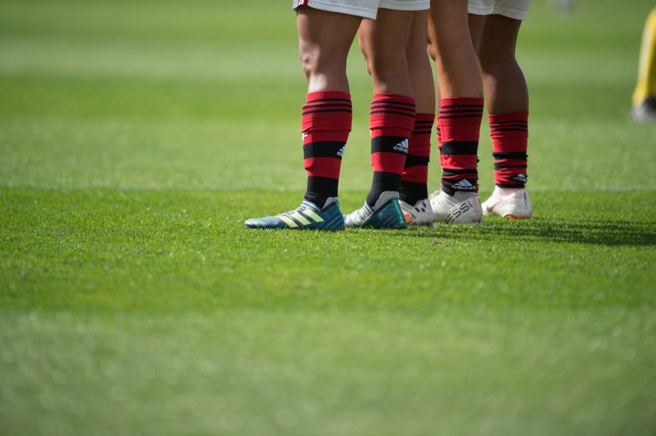 FUTEBOL FEMININO - Jogadoras do Flamengo formam barreira em lance de falta perigosa para o rival Corinthians,  no Pacaembu