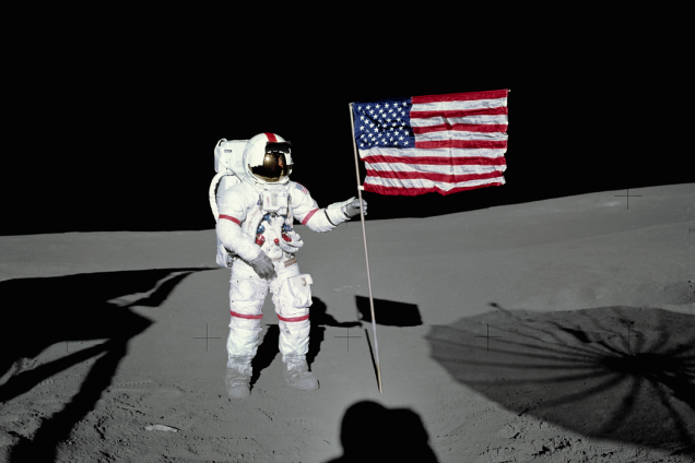 Alan Shepard coloca bandeira americana na Lua - 31/01/1971