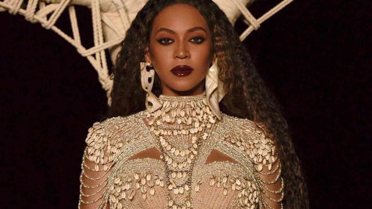 A cantora Beyoncé no clipe 'Spirit': roupa foi criada pela grife brasileira Maison Alexandrine