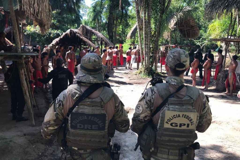 Policiais federais durante investigação conduzida em aldeia do povoado waiãpi, no Amapá