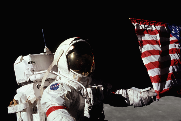 Gene Cernan, astronauta da missão Apollo 17, toca em bandeira americana na Lua - 07/12/1972