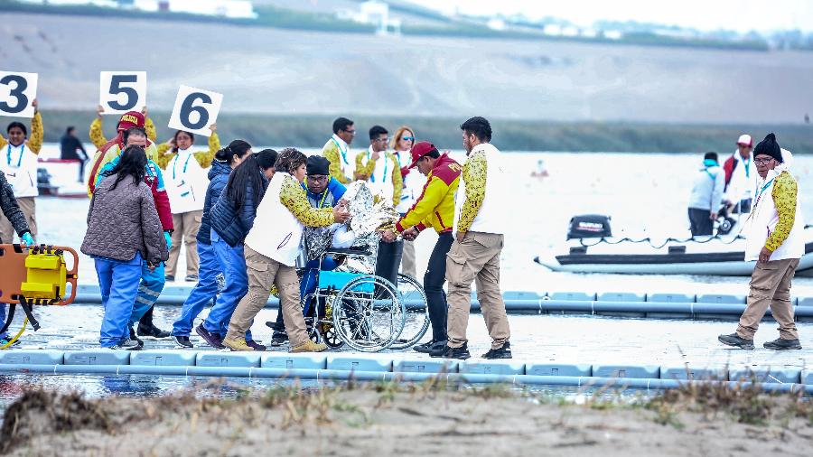 Erlon de Souza deixa prova de canoagem após desmaiar no Pan de Lima, no Peru