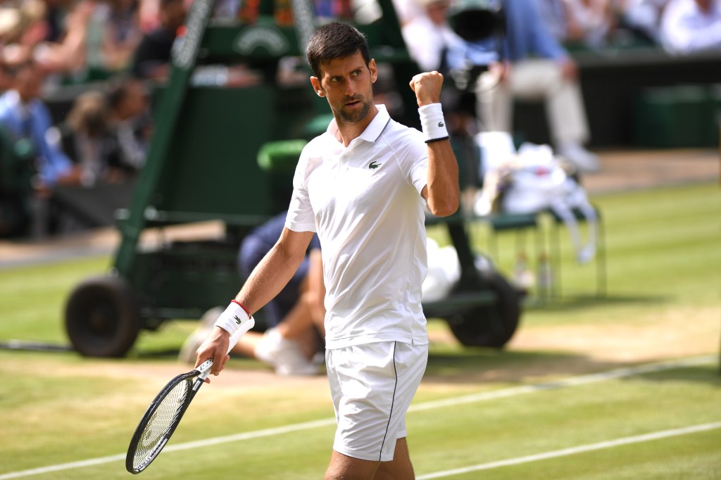 O sérvio Novak Djokovic vai encarar Carlos Alcaraz, 16 anos mais novo, na final de Wimbledon -