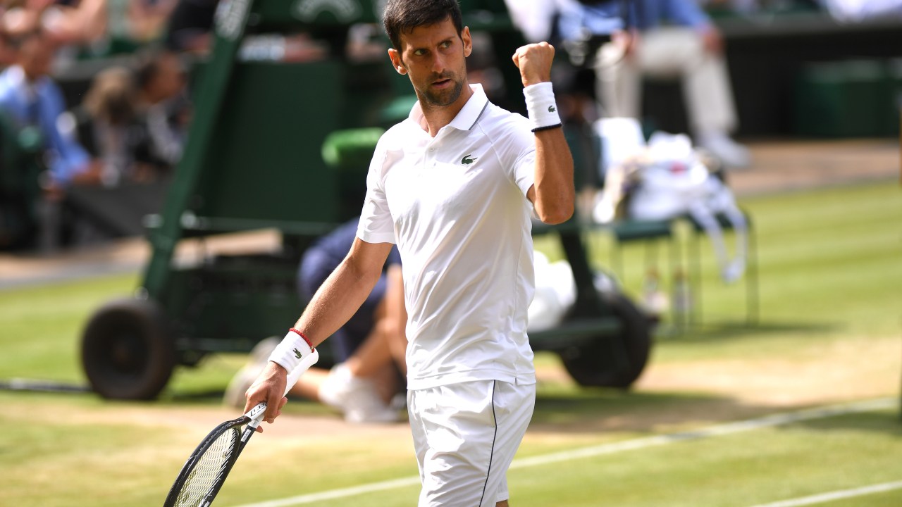 O sérvio Novak Djokovic vai encarar Carlos Alcaraz, 16 anos mais novo, na final de Wimbledon -
