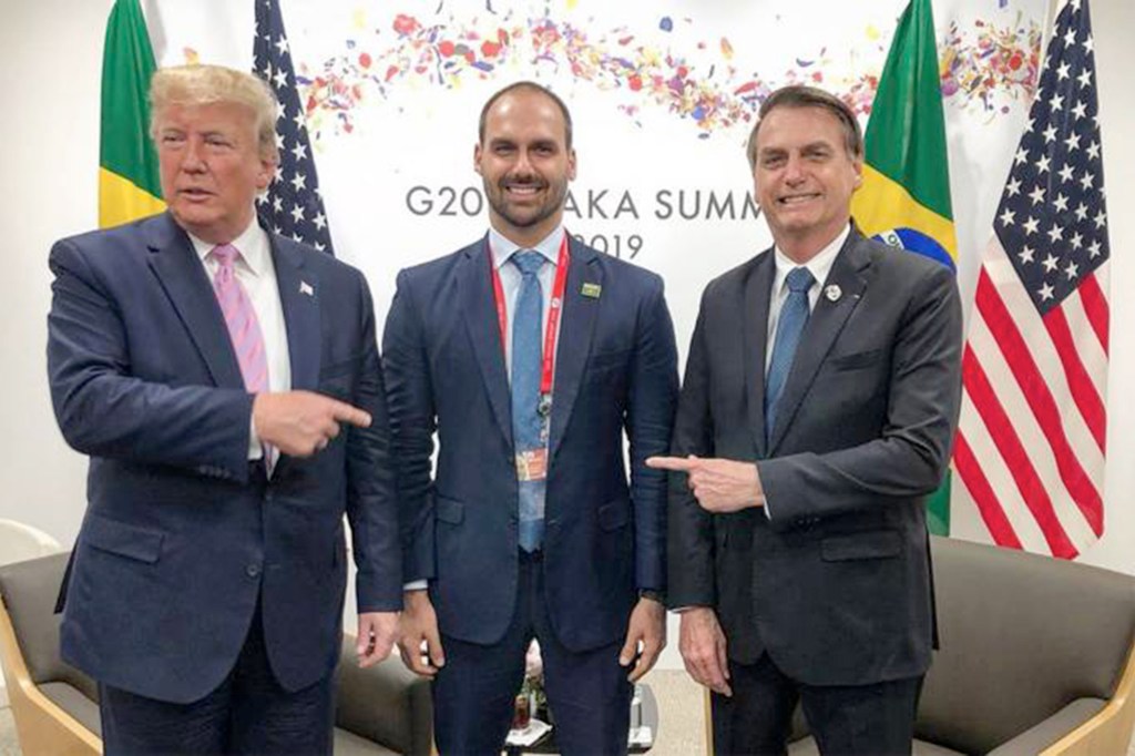 Donald Trump, com Eduardo e Jair Bolsonaro.