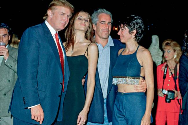 Trump, Knauss, Epstein, & Maxwell At Mar-A-Lago CONEXŌES - Mar-a-Lago, 2000: Trump e Melania fazem pose com Epstein