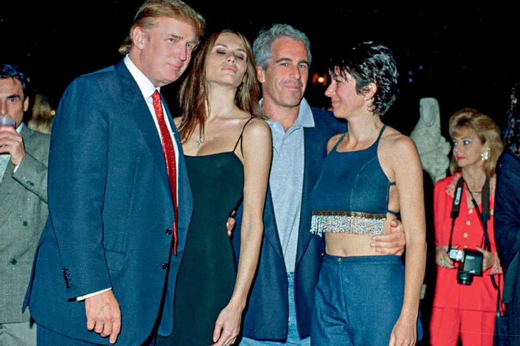 CONEXŌES - Mar-a-Lago, 2000: Trump e Melania fazem pose com Epstein