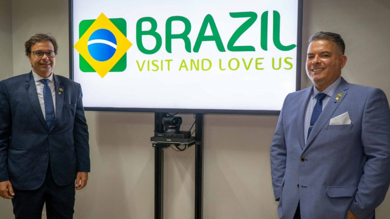 O presidente da Embratur Gilson Machado Neto e o diretor de marketing Osvaldo Matos de Melo Júnior apresentam slogan de campanha