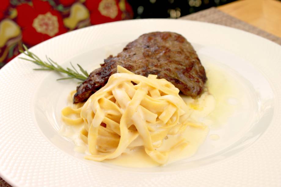 Paillard de filé mignon com fettuccine ao molho branco: prato principal