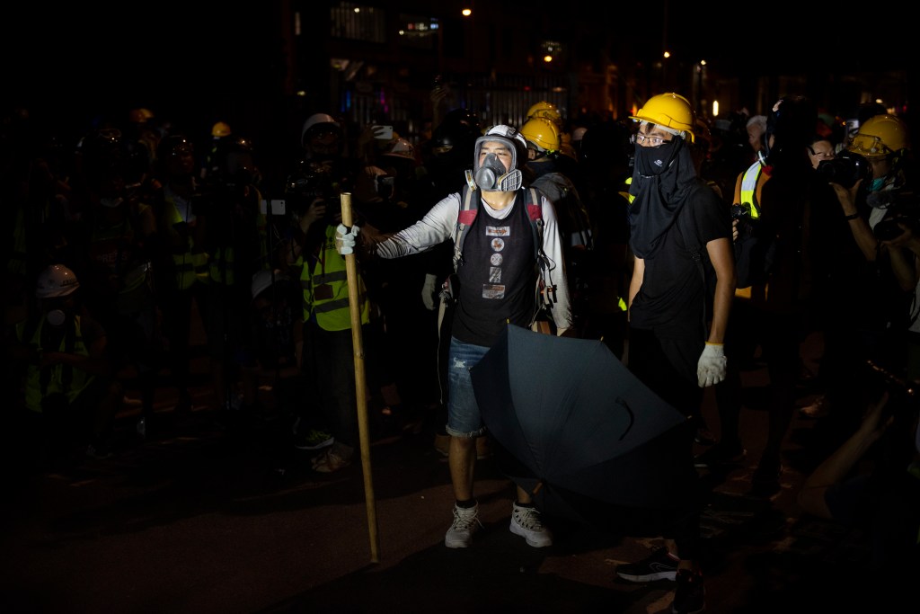 Manifestantes são contidos pela polícia em Hong Kong