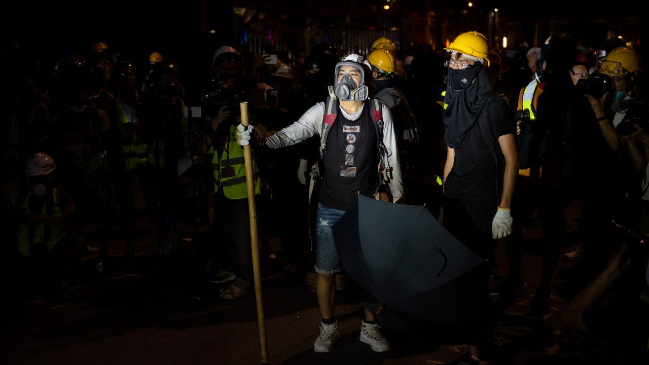 Manifestantes são contidos pela polícia em Hong Kong