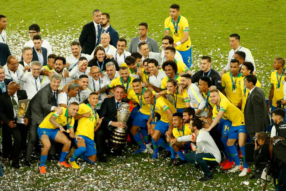 Presidente Jair Bolsonaro levantou a taça junto com os jogadores no Maracanã