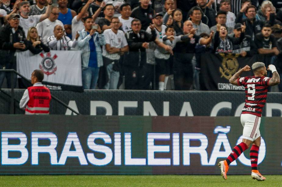 FUTEBOL MASCULINO - Gabigol comemora gol marcado no fim da partida contra o Corinthians, em Itaquera