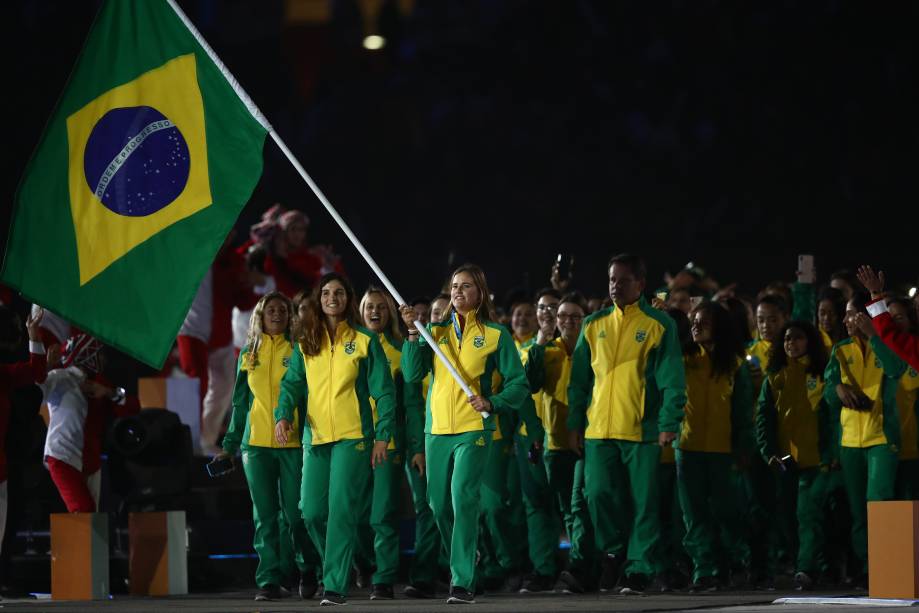 A porta-bandeira do Brasil, Martine Grael, durante a cerimônia de inauguração, em Lima