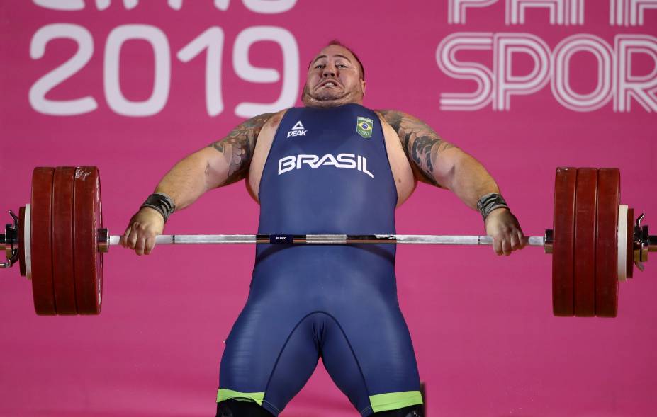 Fernando Saraiva, do Brasil, durante sua performance na competição masculina de Levantamento de Peso