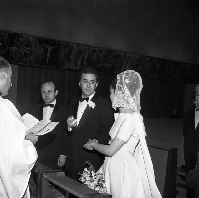 João Gilberto em seu casamento com Heloísa Maria Buarque de Hollanda, a Miúcha, em cerimônia realizada em 22 de abril de 1965, na cidade de Nova York. Era o segundo casamento do cantor e os dois ficariam juntos até 1980.