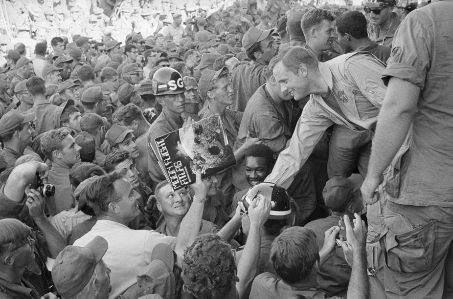 Neil Armstrong cumprimenta soldados americanos da Guerra do Vietnã - 29/12/1969