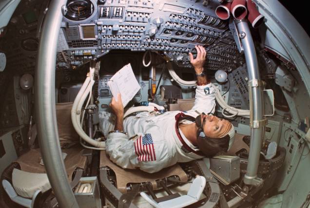 Astronauta Michael Collins em simulador da missão Apollo no Centro Espacial Kennedy - 20/06/1969